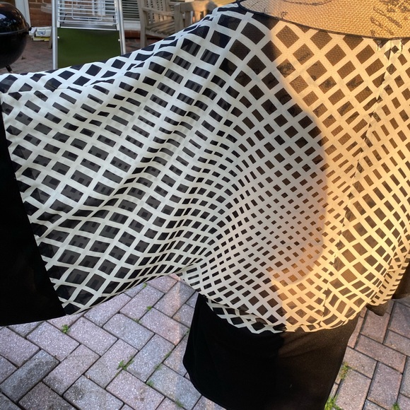 Absolutely gorgeous black and white sheer top size M - Picture 3 of 7